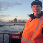 Zicht vanuit hoogwerker op zonnepanelen
