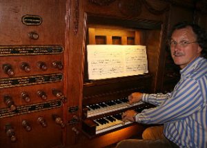 foto Gerard bij orgel Noordwolde